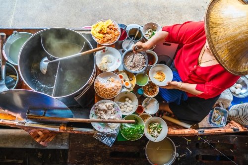 Food-vendor-at-Damnoen-Saduak-floating-market-Thailand-1